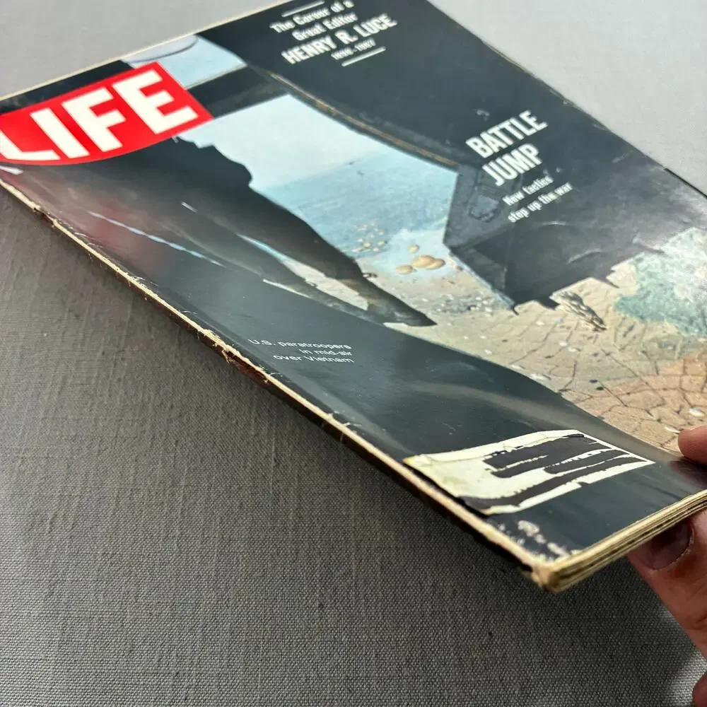 Vintage 1967 LIFE Magazine Vietnam War Paratroopers Battle Jump See Descr